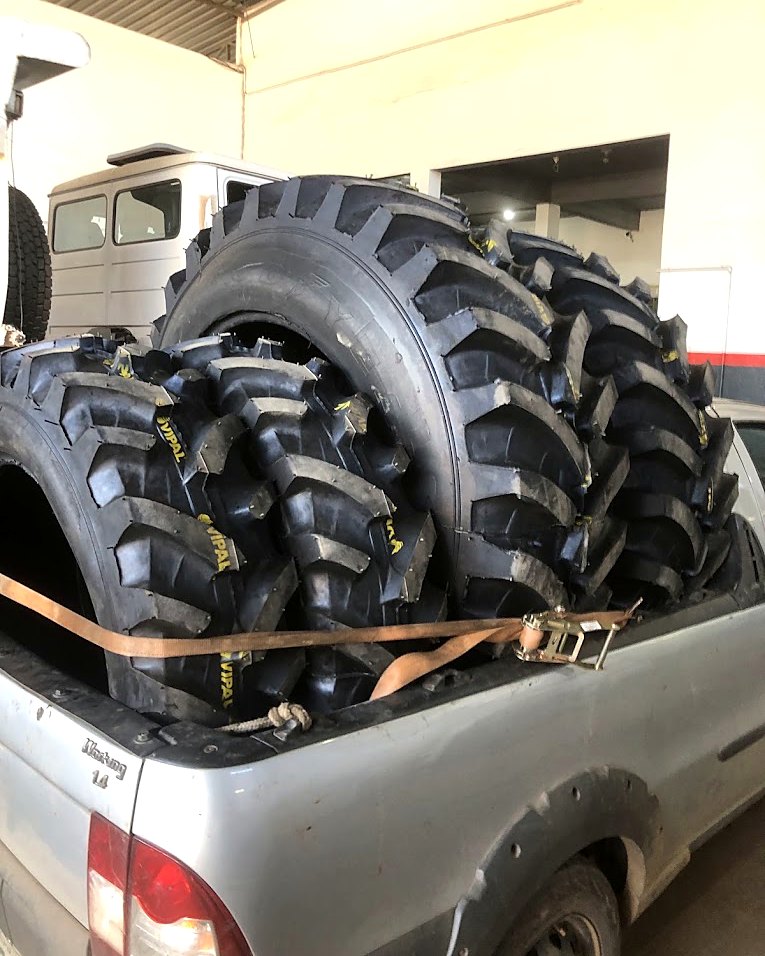Pneus de trator novos carregados na carroceria de uma caminhonete